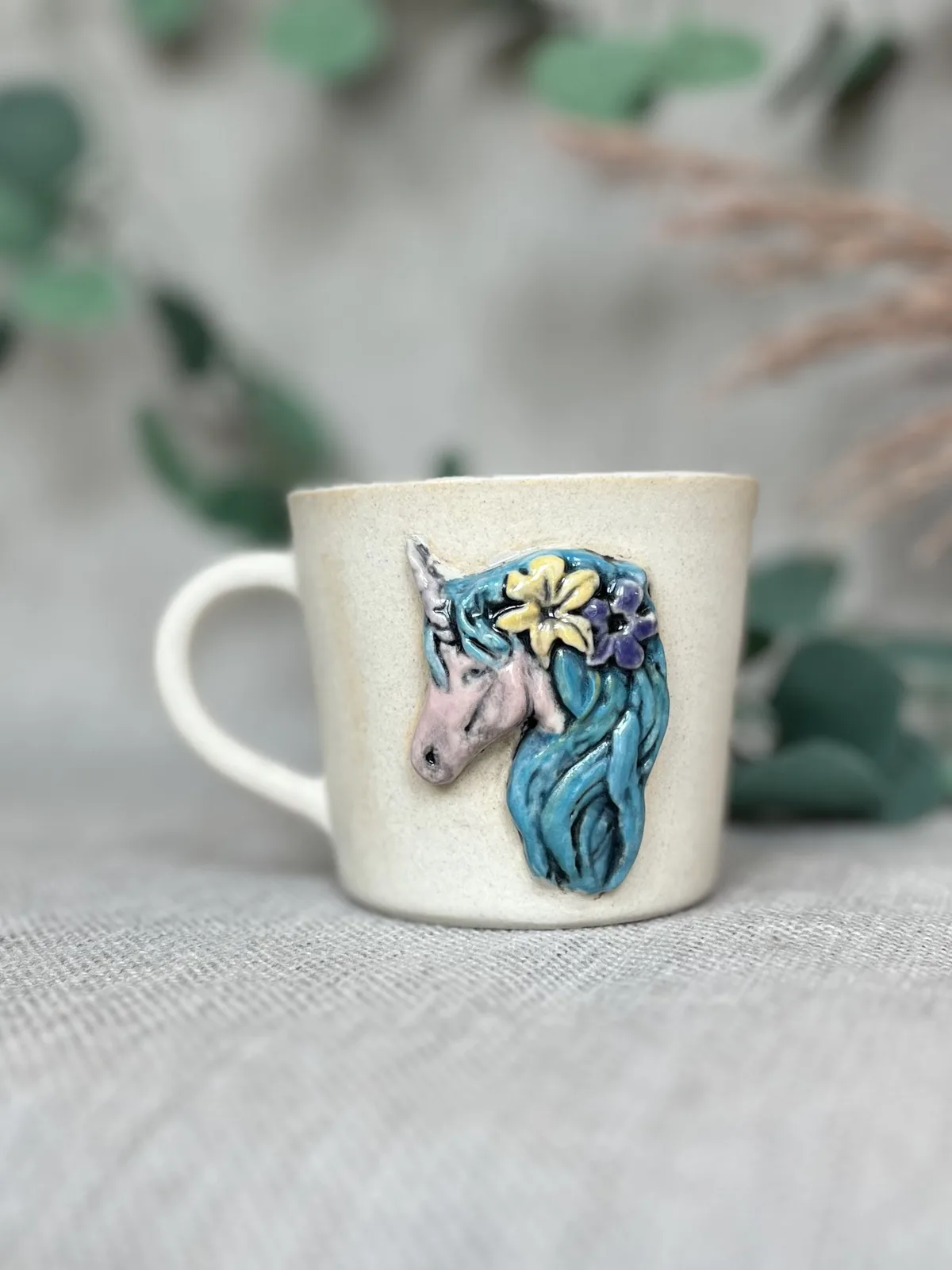 Ręcznie robiony ceramiczny kubek Ceranika z uchem z aplikacją jednorożec