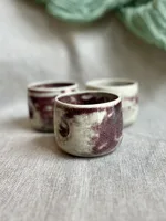 Ręcznie robiony ceramiczny kubek Ceranika bez ucha ściśnięty zniekształcony