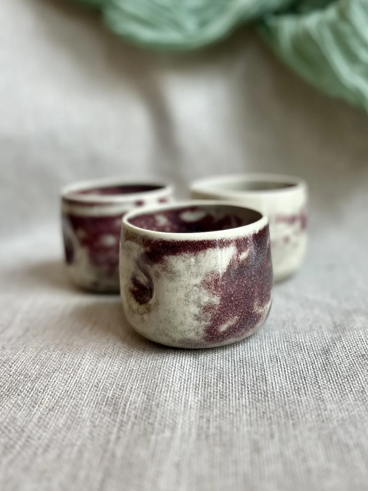 Ręcznie robiony ceramiczny kubek Ceranika bez ucha ściśnięty zniekształcony