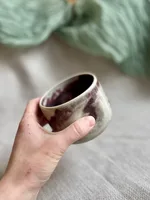 Ręcznie robiony ceramiczny kubek Ceranika bez ucha ściśnięty zniekształcony