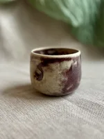 Ręcznie robiony ceramiczny kubek Ceranika bez ucha ściśnięty zniekształcony