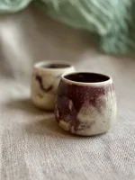Ręcznie robiony ceramiczny kubek Ceranika bez ucha ściśnięty zniekształcony