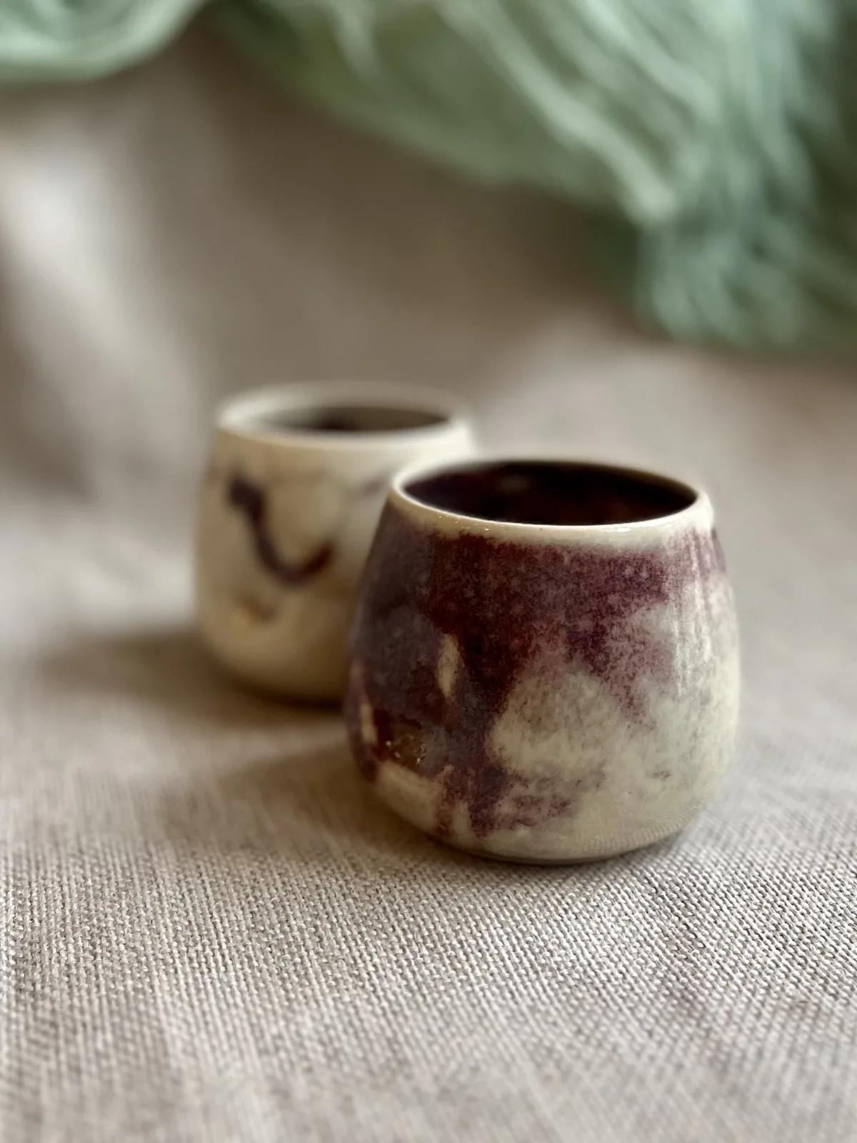 Ręcznie robiony ceramiczny kubek Ceranika bez ucha ściśnięty zniekształcony