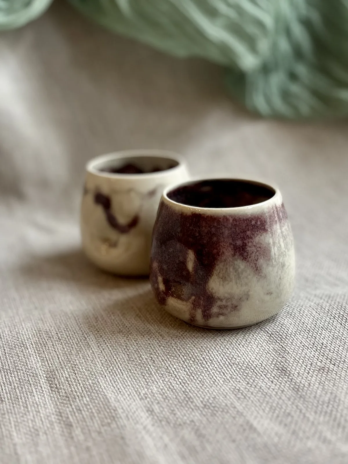 Ręcznie robiony ceramiczny kubek Ceranika bez ucha ściśnięty zniekształcony