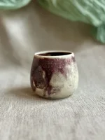 Ręcznie robiony ceramiczny kubek Ceranika bez ucha ściśnięty zniekształcony