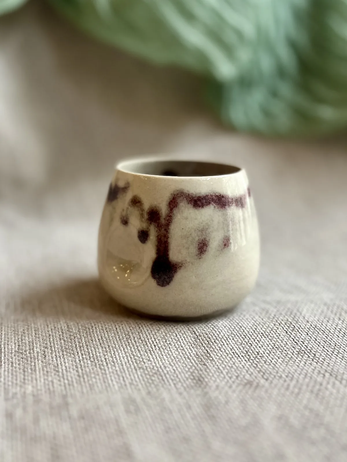 Ręcznie robiony ceramiczny kubek Ceranika bez ucha ściśnięty zniekształcony
