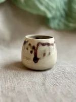 Ręcznie robiony ceramiczny kubek Ceranika bez ucha ściśnięty zniekształcony