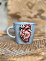 Ręcznie robiony ceramiczny kubek Ceranika z uchem z aplikacją anatomiczne serce