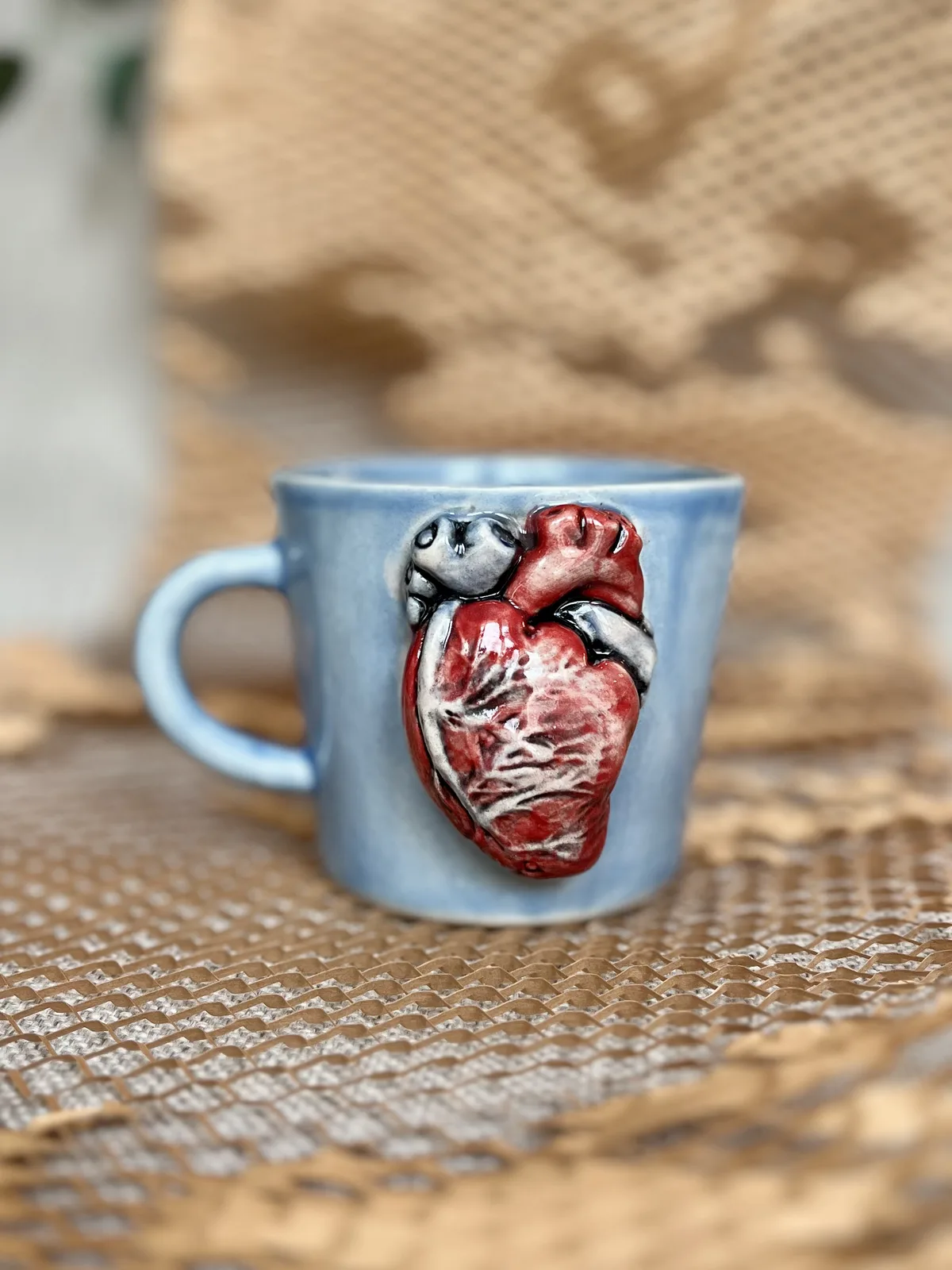 Ręcznie robiony ceramiczny kubek Ceranika z uchem z aplikacją anatomiczne serce