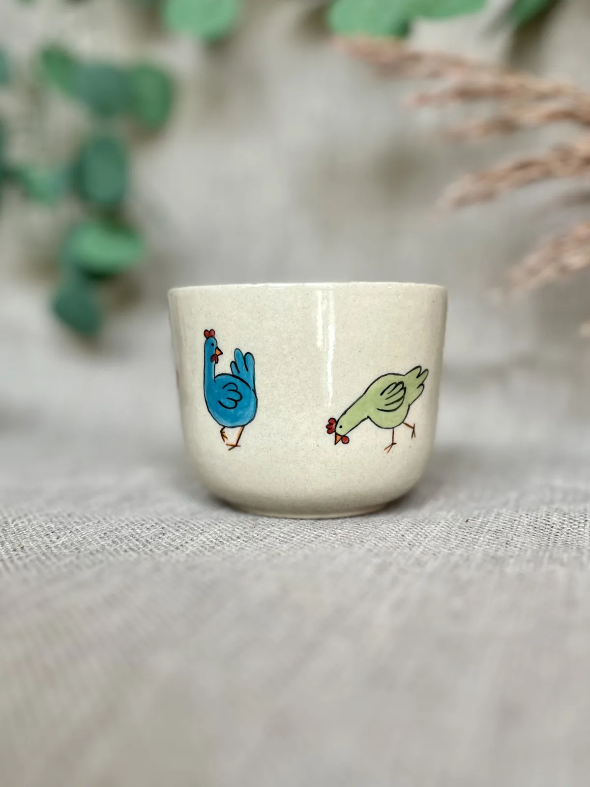 Ręcznie robiony ceramiczny kubek Ceranika z aplikacją ptaki kury