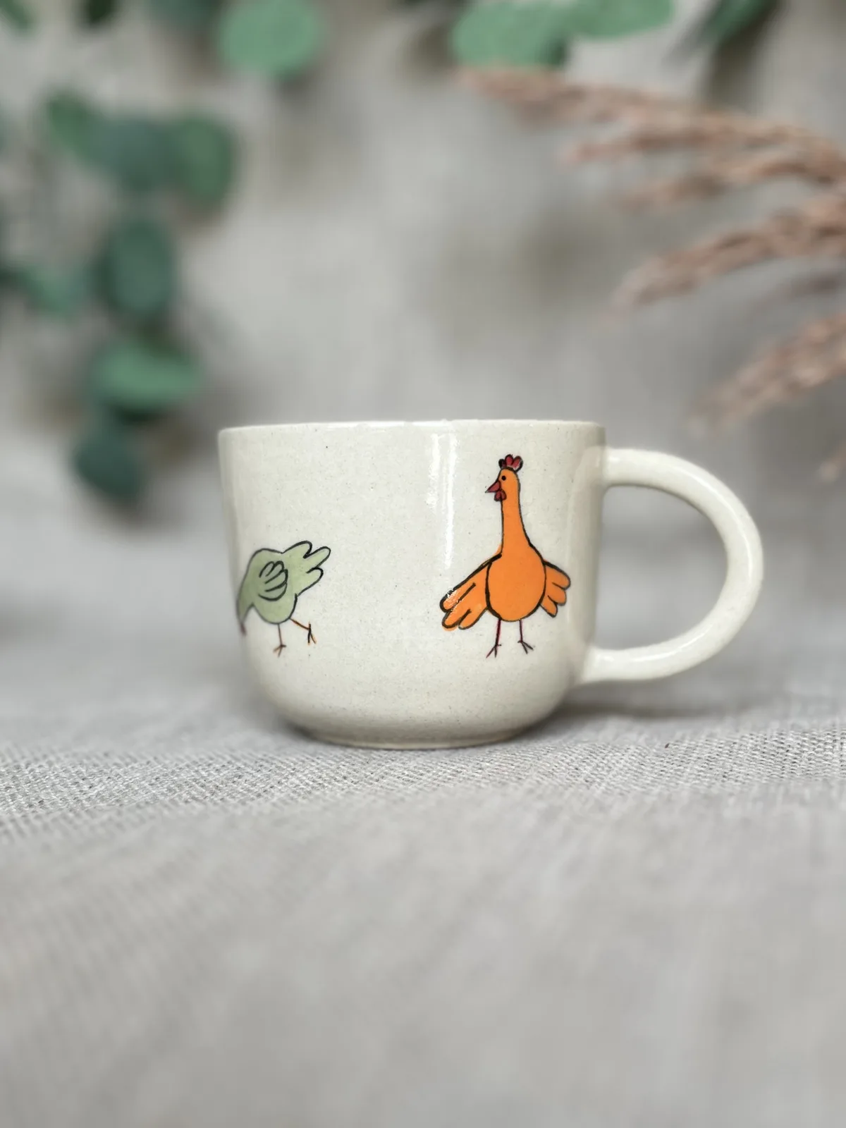 Ręcznie robiony ceramiczny kubek Ceranika z aplikacją ptaki kury