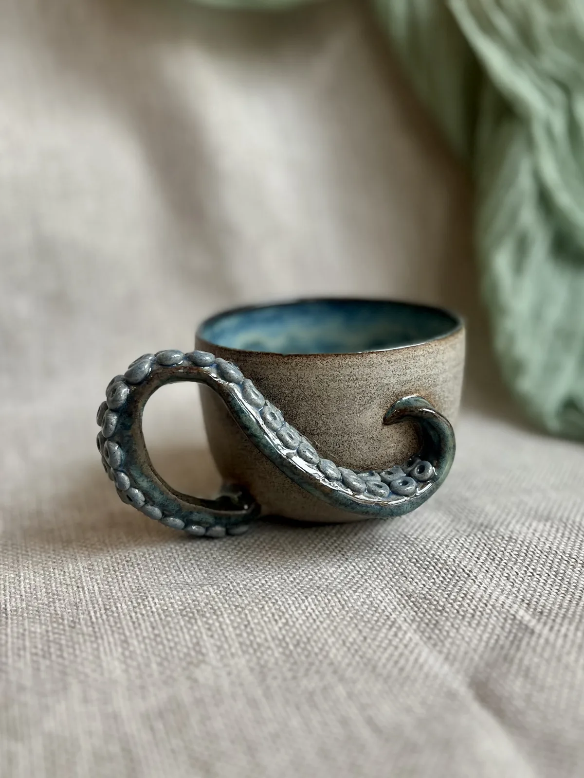 Ręcznie robiony ceramiczny kubek Ceranika z uchem zakręcona macka ośmiornicy