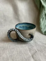 Ręcznie robiony ceramiczny kubek Ceranika z uchem zakręcona macka ośmiornicy