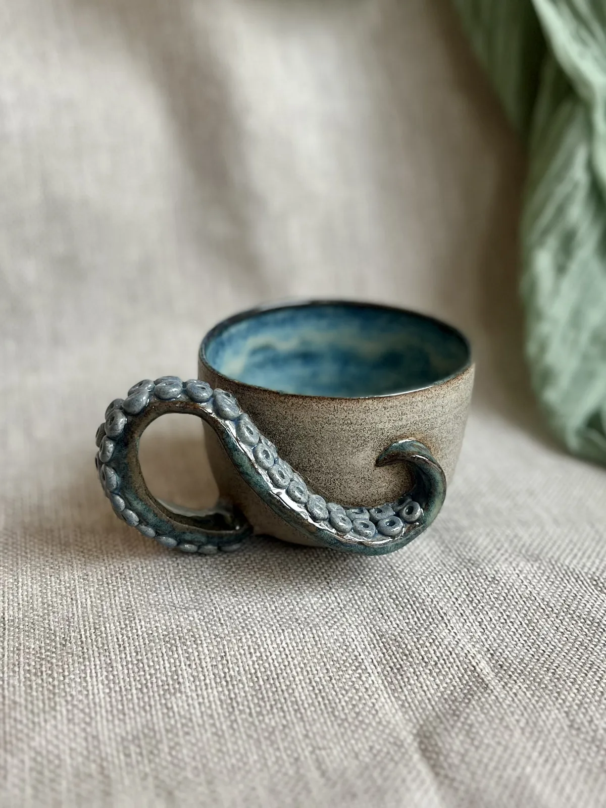 Ręcznie robiony ceramiczny kubek Ceranika z uchem zakręcona macka ośmiornicy