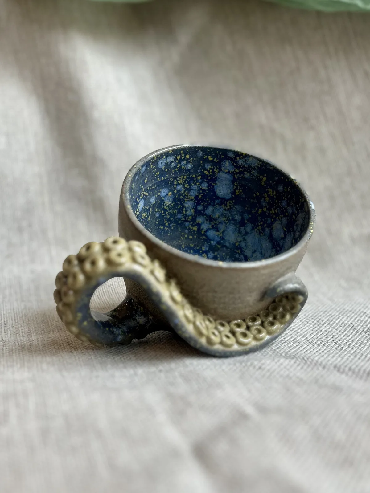 Ręcznie robiony ceramiczny kubek Ceranika z uchem zakręcona macka ośmiornicy