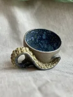 Ręcznie robiony ceramiczny kubek Ceranika z uchem zakręcona macka ośmiornicy