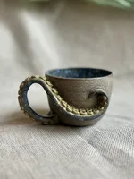 Ręcznie robiony ceramiczny kubek Ceranika z uchem zakręcona macka ośmiornicy