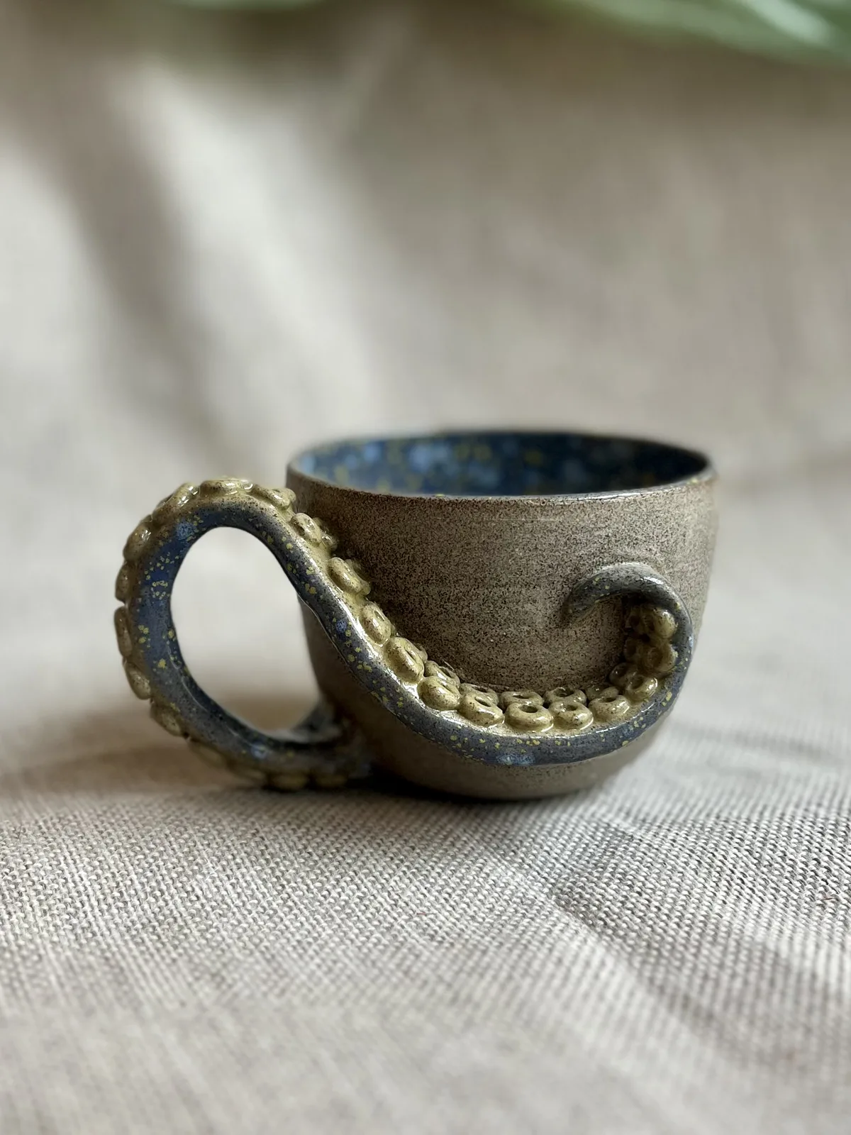 Ręcznie robiony ceramiczny kubek Ceranika z uchem zakręcona macka ośmiornicy