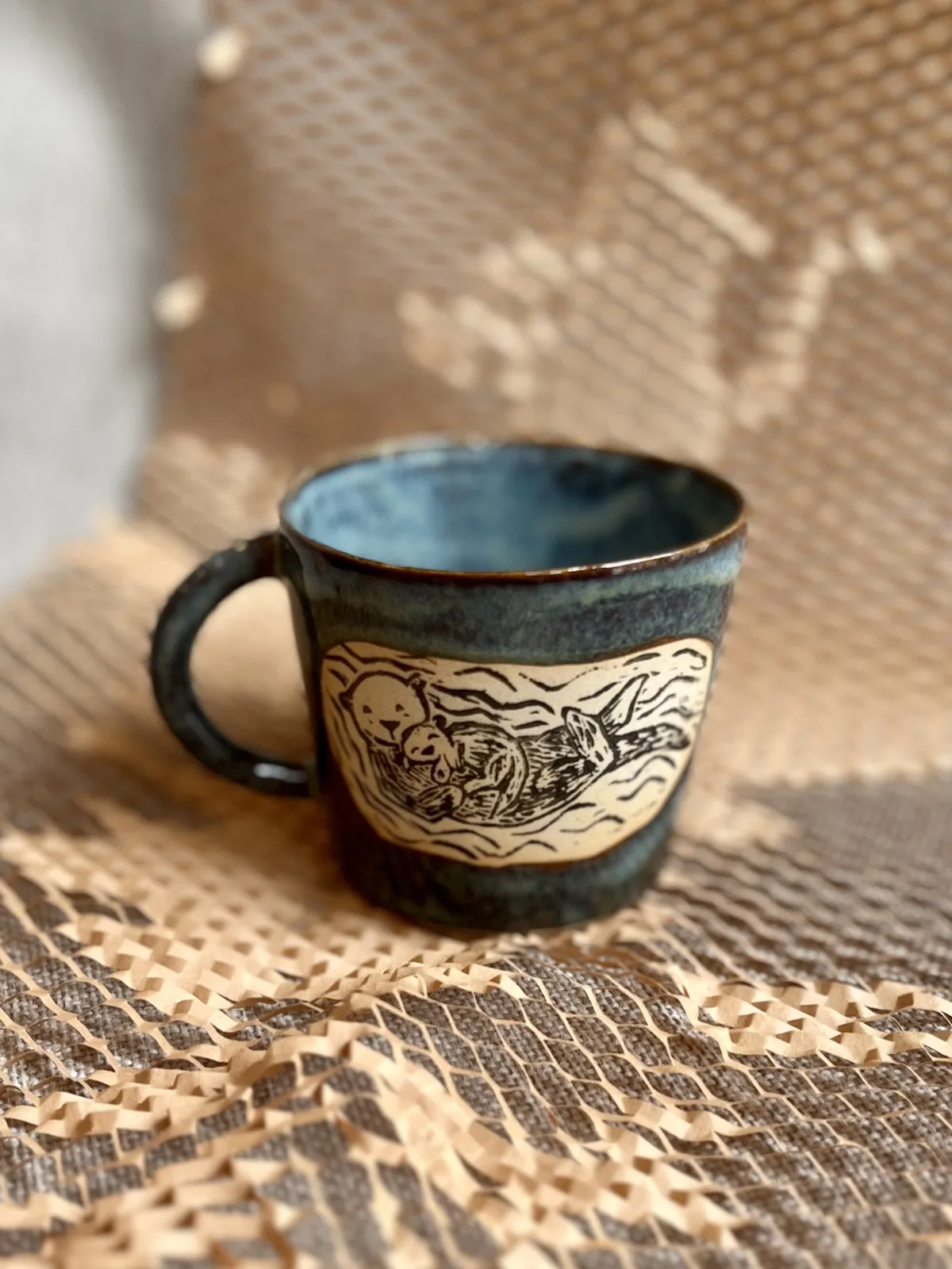 Ręcznie robiony ceramiczny kubek Ceranika z aplikacją wydra wyderka
