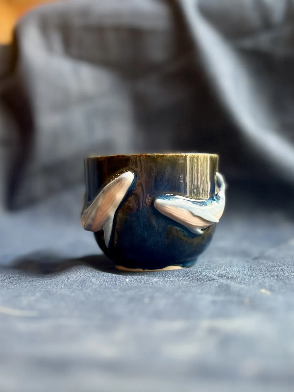 Ręcznie robiony ceramiczny kubek Ceranika z aplikacją wieloryba