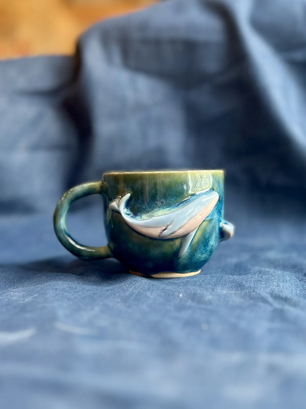 Ręcznie robiony ceramiczny kubek Ceranika z aplikacją wieloryba