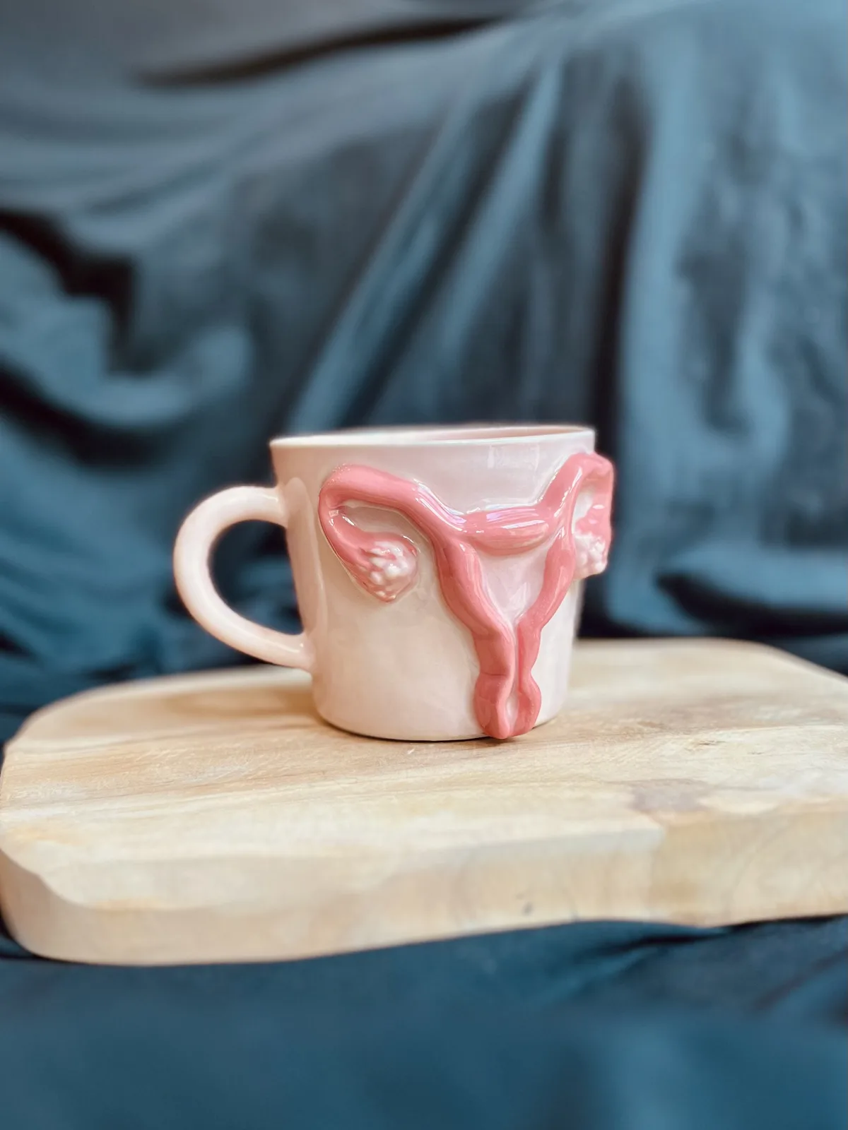 Ręcznie robiony ceramiczny kubek Ceranika z uchem z aplikacją macica kobiecy