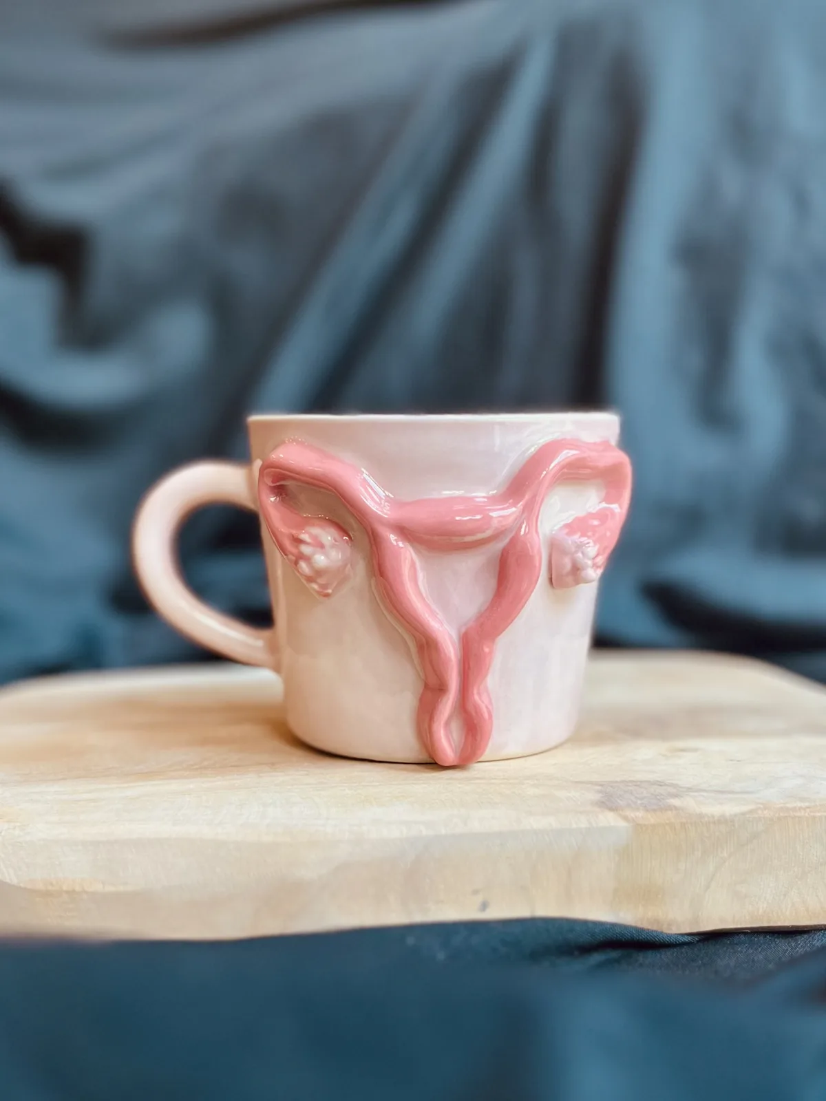 Ręcznie robiony ceramiczny kubek Ceranika z uchem z aplikacją macica kobiecy