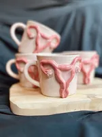 Ręcznie robiony ceramiczny kubek Ceranika z uchem z aplikacją macica kobiecy