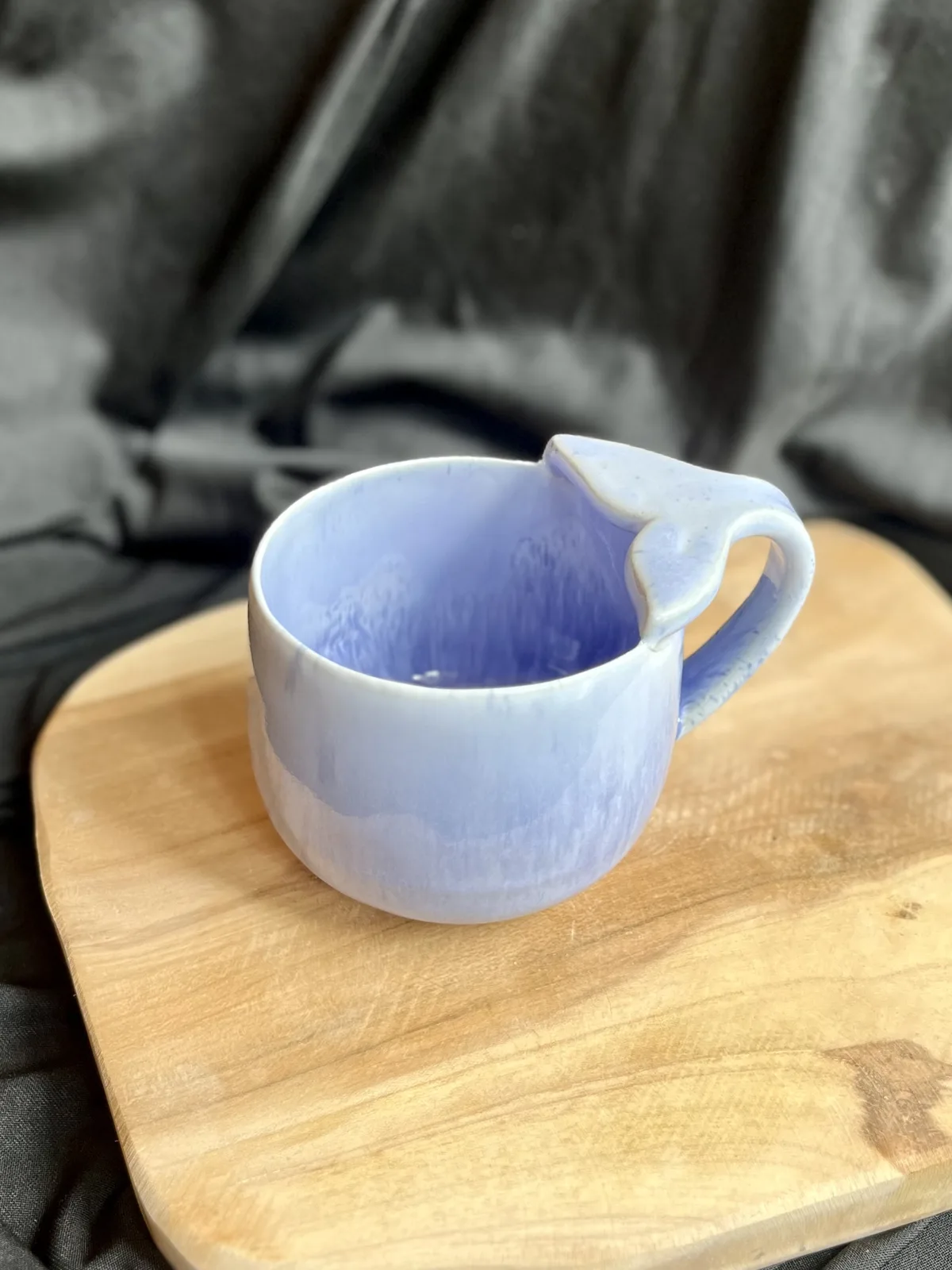 Ręcznie robiony ceramiczny kubek z uchem wielorybi ogon Ceranika