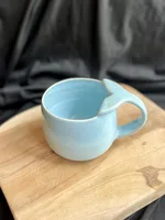 Ręcznie robiony ceramiczny kubek z uchem wielorybi ogon Ceranika