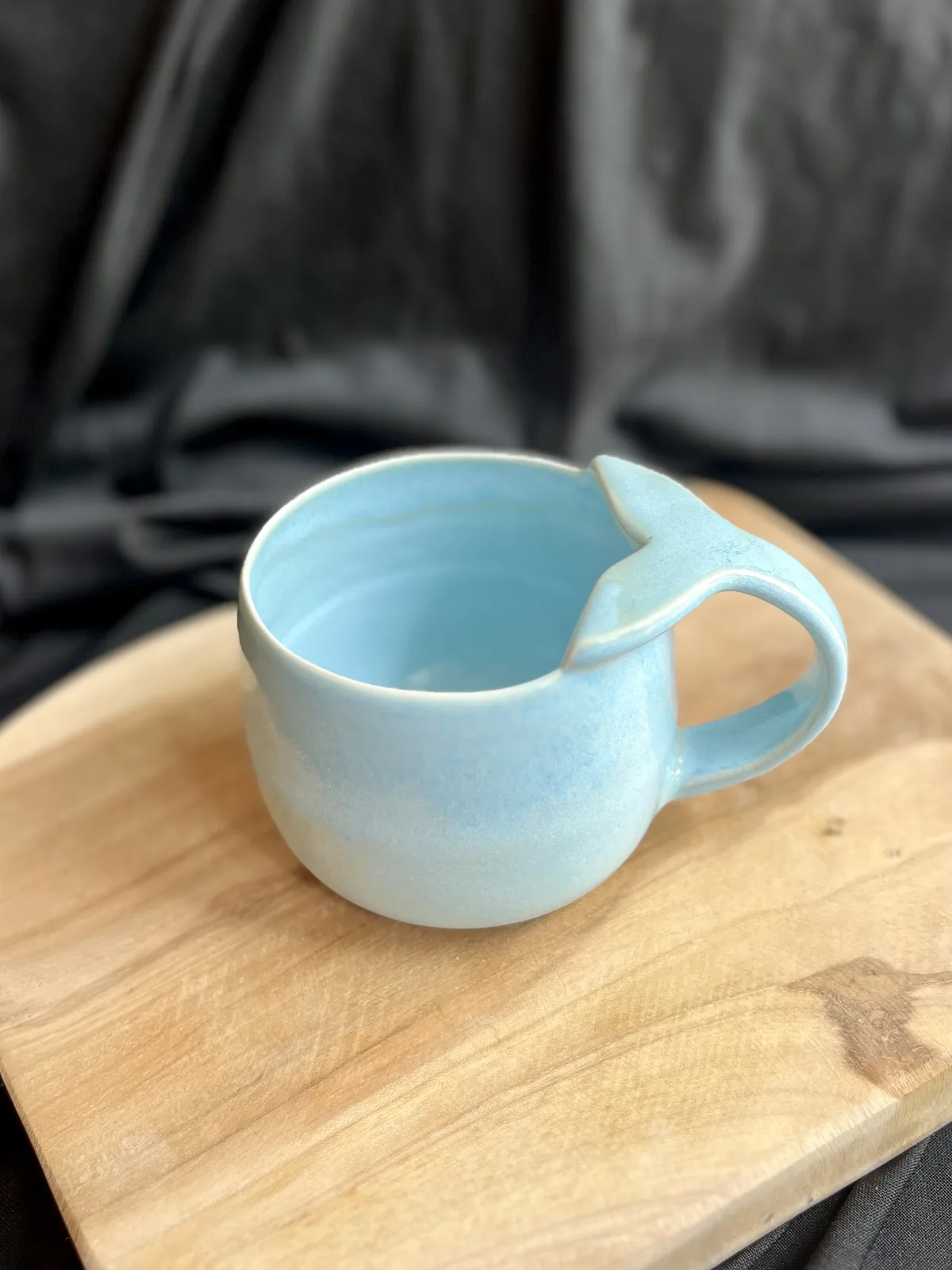 Ręcznie robiony ceramiczny kubek z uchem wielorybi ogon Ceranika