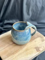 Ręcznie robiony ceramiczny kubek z uchem wielorybi ogon Ceranika