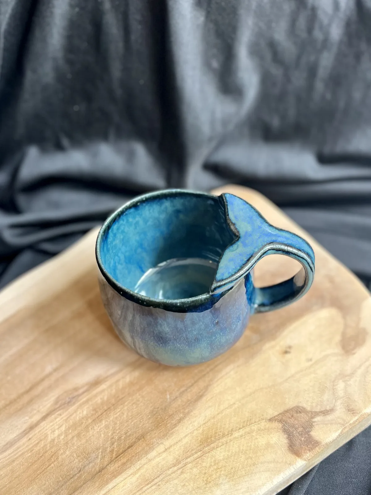 Ręcznie robiony ceramiczny kubek z uchem wielorybi ogon Ceranika