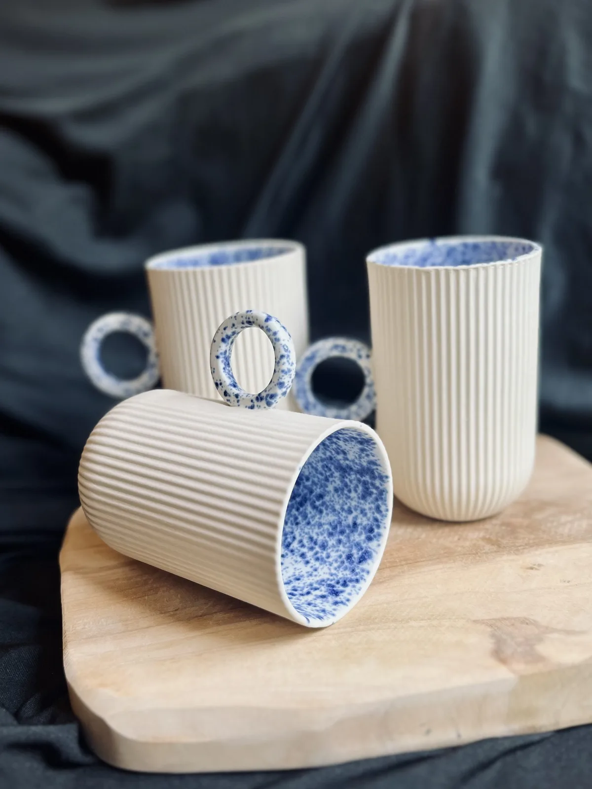 Ręcznie robiony ceramiczny kubek Ceranika z uchem ryflowany